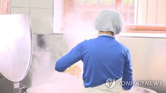 급식근로자 [연합뉴스TV 제공]
