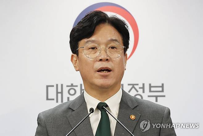 김영훈 장관, 노란봉투법 관련 브리핑 (서울=연합뉴스) 이정훈 기자 = 김영훈 고용노동부 장관이 지난 7월 29일 서울 종로구 정부서울청사에서 노동조합 및 노동관계조정법 개정안(노란봉투법) 관련 브리핑에 참석하고 있다. 2025.7.29 uwg806@yna.co.kr