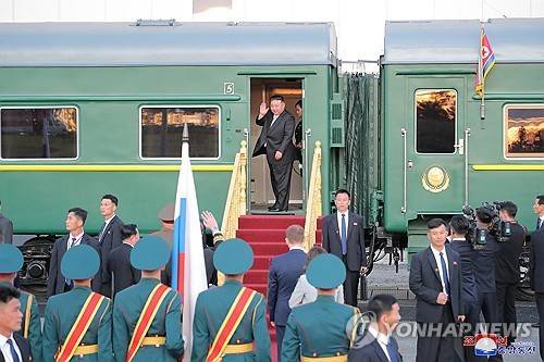 2023년 러시아 방문 당시 김정은     (평양 조선중앙통신=연합뉴스) 북한 김정은 국무위원장의 러시아 방문을 환영해 블라디미르 푸틴 러시아 대통령이 지난 13일 연회를 마련했다고 조선중앙통신이 14일 보도했다. 김 위원장이 연회가 끝난 후 다음 방문지로 출발하기 위해 열차에 오르고 있다. 2023.9.14 
    [국내에서만 사용가능. 재배포 금지. For Use Only in the Republic of Korea. No Redistribution]
    nkphoto@yna.co.kr