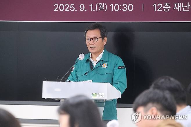 강릉 가뭄 극복하겠습니다 (강릉=연합뉴스) 류호준 기자 = 1일 강원 강릉시청 재난상황실에서 김홍규 강릉시장이 기자회견을 열고 가뭄 극복을 약속하고 있다. 2025.9.1 ryu@yna.co.kr