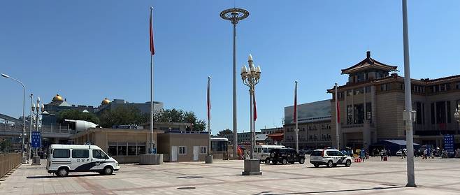 긴장감 감도는 중국 베이징역     (베이징=연합뉴스) 정성조 특파원 = 1일 오후 중국 베이징역 광장에 세워진 경찰차들. 이날 전용열차를 타고 평양을 출발한 김정은 북한 국무위원장은 2일 베이징에 도착할 것으로 예상된다. 2025.9.1 xing@yna.co.kr