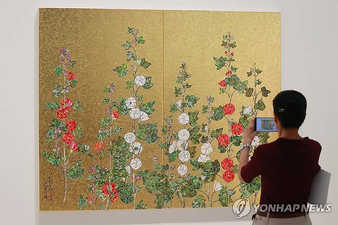 무라카미 다카시의 작품세계 (서울=연합뉴스) 진연수 기자 = 1일 오후 서울 용산구 아모레퍼시픽 APMA 캐비닛에서 열린 일본 팝아트 작가 무라카미 다카시의 개인전 '서울, 귀여운 여름방학'에서 참석자들이 전시를 관람하고 있다. 
    거고지언(가고시안) 갤러리가 개최하는 이번 전시는 다양한 재료, 기법을 바탕으로 무라카미의 작품세계에서 지속적으로 등장해 온 꽃 모티프를 집중적으로 탐구한다. 2025.9.1 jin90@yna.co.kr
