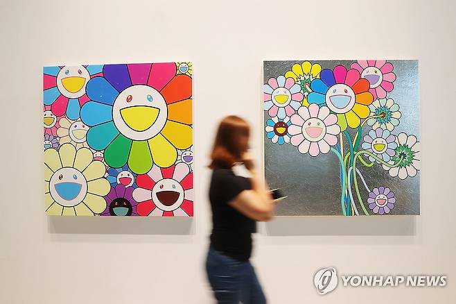 '일본 팝아트 거장' 무라카미 다카시의 작품세계 (서울=연합뉴스) 진연수 기자 = 1일 오후 서울 용산구 아모레퍼시픽 APMA 캐비닛에서 열린 일본 팝아트 작가 무라카미 다카시의 개인전 '서울, 귀여운 여름방학'에서 참석자들이 전시를 관람하고 있다. 
    거고지언(가고시안) 갤러리가 개최하는 이번 전시는 다양한 재료, 기법을 바탕으로 무라카미의 작품세계에서 지속적으로 등장해 온 꽃 모티프를 집중적으로 탐구한다. 2025.9.1 jin90@yna.co.kr