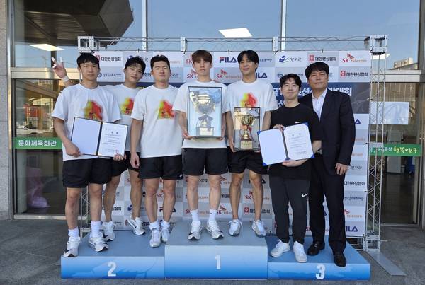 제30회 김창환배전국남녀펜싱선수권대회 남자 플뢰레 단체전에서 2연패를 달성한 광주시청 펜싱팀이 기념촬영을 하고 있다. 2025.9.2 /광주시청 제공