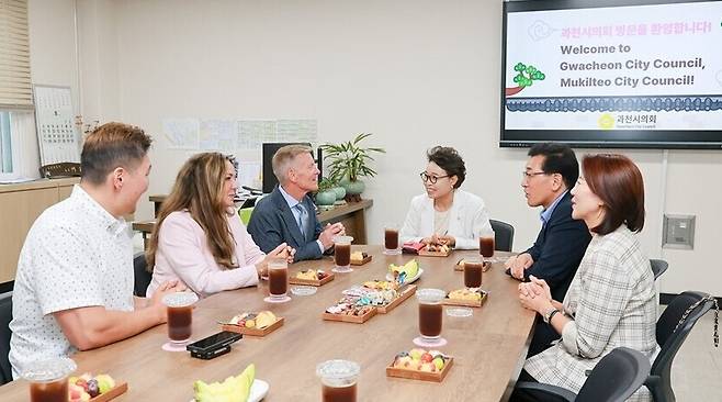 ▲ 미국 워싱턴주 머킬티오 시의회 의장과 부의장 일행이 과천시의회를 방문해 하영주 의장 등과 이야기를 나누고 있다. /사진제공=과천시의회