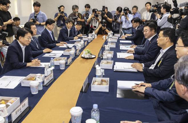 ▲&nbsp;윤호중 행정안전부 장관이 2일 국회에서 열린 국회 행정안전위원회와 가진 당정에서 신정훈 위원장을 비롯한 의원들에게 인사말을 하고 있다. /연합뉴스