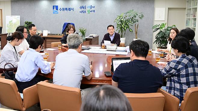 ▲ 이재준 수원시장과 우리동네 자치계획 수립지원단 튜터진이 간담회를 하고 있다.&nbsp;/ 사진제공=수원특례시