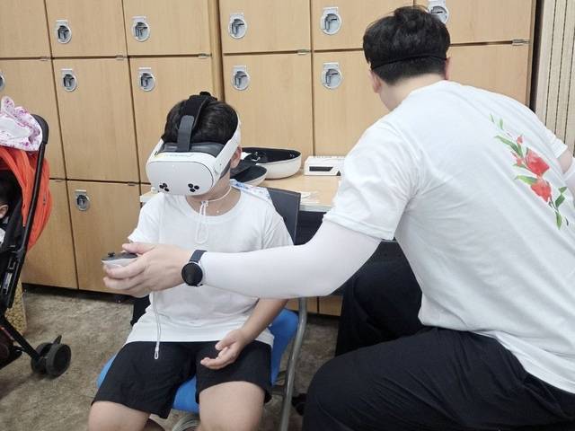 ▲ 충북환경보건센터가 제22회 봉숭아꽃잔치에서 봉숭아학당 프로그램을 열고 VR 환경보건 교육 체험을 진행하고 있다./충북대병원 제공