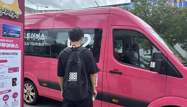 1일 광주광역시 서구 광주종합버스터미널에서 박수왕씨가 광주투어버스를 탑승하고 있다. 정상아 기자