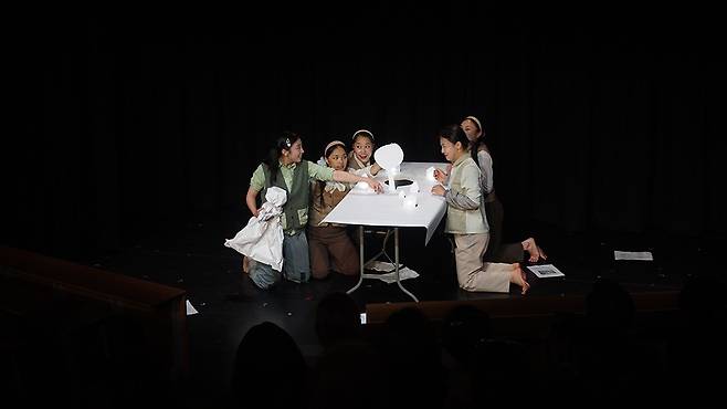 국립아시아문화전당재단(ACC)의 대표 유통 작품 ‘시간을 칠하는 사람’ 공연 모습.