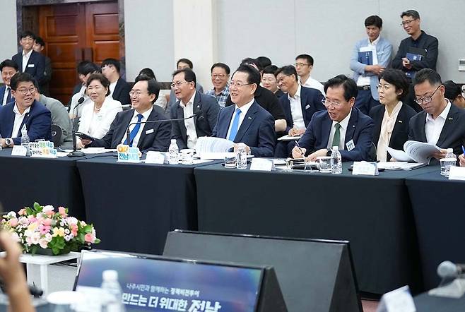 김영록 전남지사가 2일 나주시청에서 열린 ‘나주시 정책비전투어’에 참석해 토론을 주재하고 미래 비전 및 정책 현안 등 지역 발전에 대한 질문에 답변하고 있다.<전남도 제공>