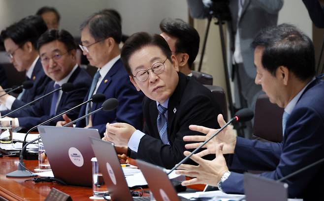 이재명 대통령이 2일 서울 용산 대통령실 청사에서 열린 제40회 국무회의에서 구윤철 경제부총리 겸 기획재정부 장관의 발언을 듣고 있다. /뉴시스