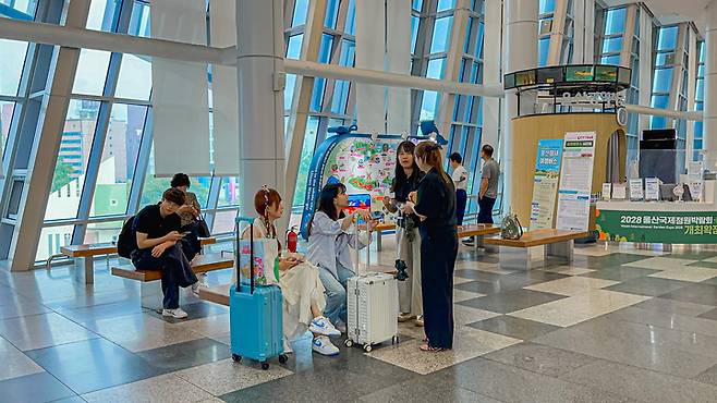공동취재단이 울산 태화강역에서 관광객과 인터뷰를 하고 있다.