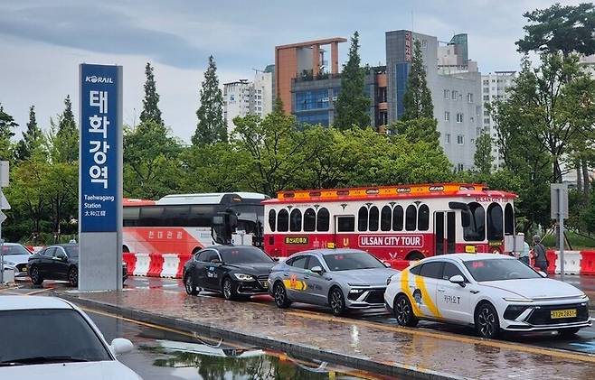 태화강역에 시티투어 버스가 정차해 있다.