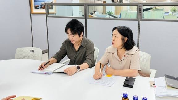 울산시 관광과 김미경 과장과 김혜경 팀장이 공동취재단과 인터뷰를 진행하고 있다.