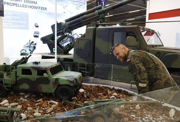 폴란드의 한 군인이 폴란드 키엘체에서 2일(현지시간) 개막한 방위산업 전시회에서 현대위아 부스를 둘러보고 있다. /현대위아