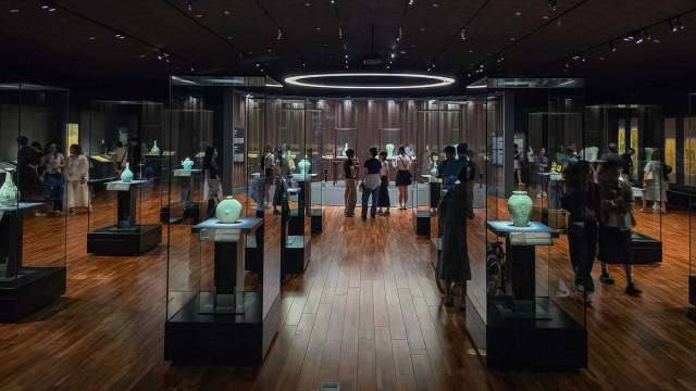 대구간송미술관 상설전시실에서 관람객들이 작품을 감상하고 있다. 대구시 제공