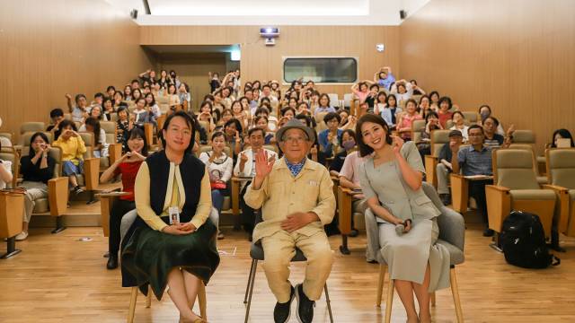 간송예술강좌 강연에 나선 나태주(가운데) 시인과 참가자들이 기념사진을 찍고 있다. 대구시 제공