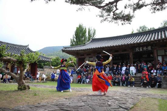 밀양향교에서는 10월 말까지 매주 토요일 오후 3시 '선비풍류공연'이 진행된다. 사진=밀양시