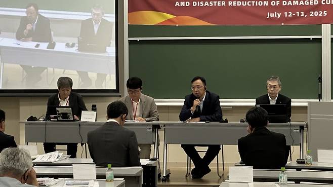 심포지엄 발표자로 나선 한국, 중국, 일본 교수가 참석자들의 질문에 답변하고 있다.