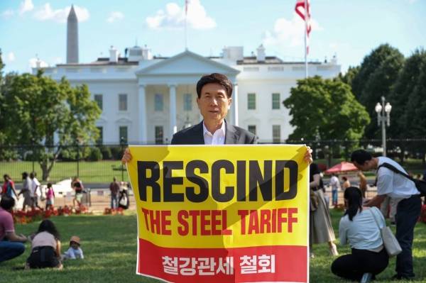 이강덕 포항시장이 철강관세 철회라는 피켓을 들고 시위를 하고 있다. 사진=포항시 제공