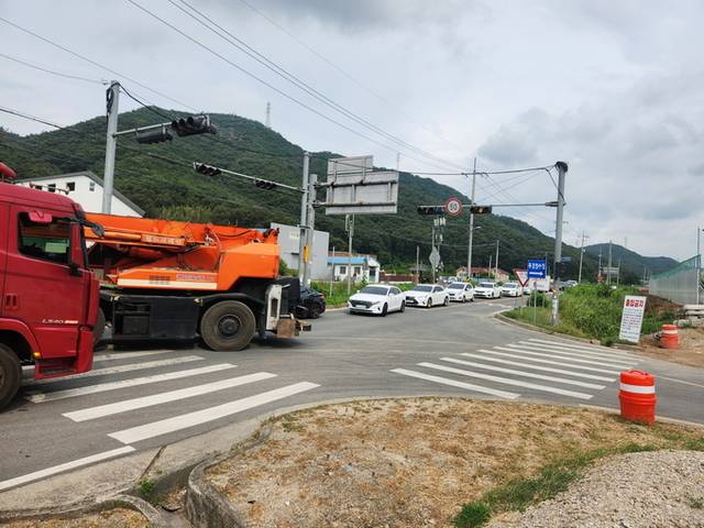 ▲ 2일 오전 경북 포항시 남구 유강리 LNG 가스 누출 사고 현장에서 도로 통제가 이뤄지자 차량들이 우회하지 못한 채 정체를 빚고 있다.서의수 기자