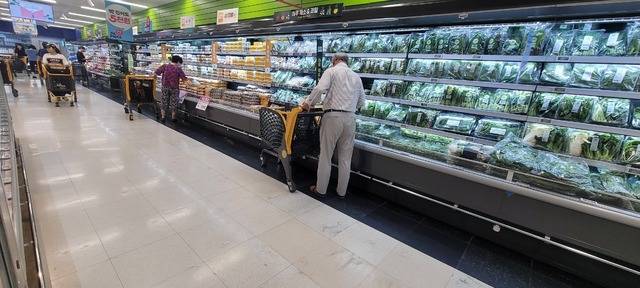 지난달 대구와 경북의 소비자물가 상승률이 1%대로 떨어졌지만, 농축수산물 물가의 상승이 두드러지면서 장바구니 물가 부담은 커졌다. 사진은 2일 오전 대구 북구의 한 마트에서 소비자들이 장을 보는 모습. 권영진 기자