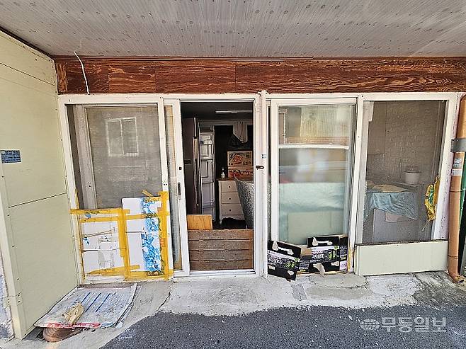같은 날 찾은 목원동의 한 빈집. 대문과 함께 전원이 들어오지 않는 냉장고가 문을 활짝 열고 있는 모습.