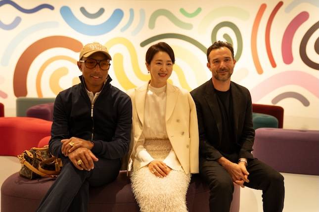 지난해 9월 파라다이스시티의 예술전시공간 ‘파라다이스 아트 스페이스’에서 열린 조쉬 스펄링의 ‘원더’ 전시의 오프닝 세레모니에서 최윤정 파라다이스문화재단 이사장(가운데)이 퍼렐 윌리엄스(왼쪽), 조쉬 스펄링(오른쪽)과 기념 사진을 촬영하고 있다. / 사진=파라다이스