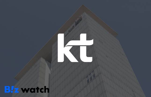 SK텔레콤과 LG유플러스가 '에이닷'과 '익시오' 등 인공지능(AI) 에이전트를 앞세워 고객 유치에 나서는 가운데 KT만 유독 관련 서비스를 출시를 하지 않아 여러 관측이 나오고 있다./그래픽=비즈워치