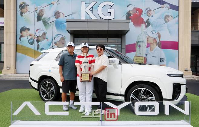 31일 경기도 용인시 써닝포인트CC에서 열린 KG 레이디스 오픈에서 프로 데뷔 첫 승을 거둔 신다인(가운데)가 부모님과 함께 부상으로 받은 KGM 액티언 하이브리드 앞에서 트로피를 들고 함께 포즈를 취하고 있다. (사진=이데일리 스타in 방인권 기자)
