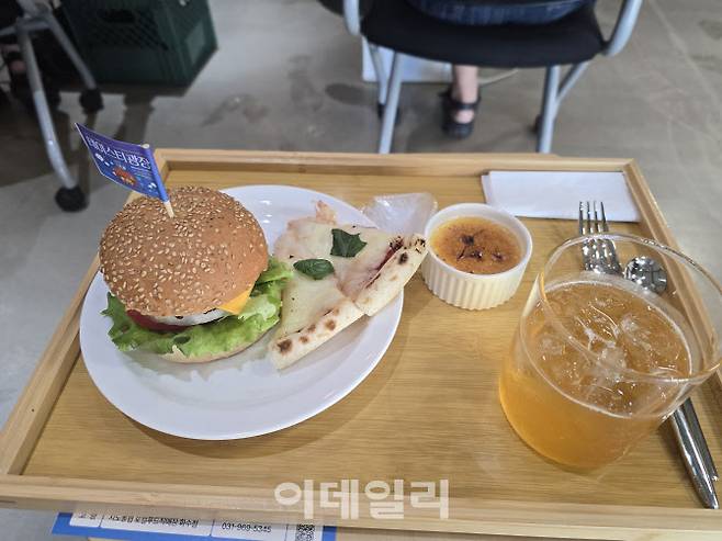 강연이 끝난 후 제공된 미니 햄버거와 마르게리따 조각 피자, 크림 브륄레, 매실청 에이드. 공짜라서가 아니라 진짜 맛있었다. 햄버거 더 안 주나 계속 쳐다봤는데 행사 관계자들이랑 눈이 안 마주쳤다.(사진=황영민 기자)