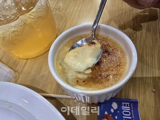 설탕막을 깨고 크림 브륄레를 한 스푼 떠서 인스타 감성으로 찍어보려고 했는데, 실패했다. 솔직히 ‘탁’ 소리는 안 났다.(사진=황영민 기자)