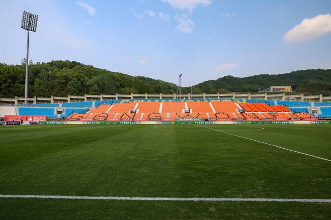 2009년부터 꾸준히 강원FC 홈경기가 열렸던 송암스포츠타운 경기장. 내년부터는 경기가 개최되지 않는다. 사진=강원FC