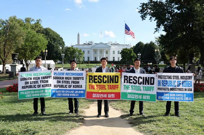 이강덕 경북 포항시장을 비롯한 포항시 대표단이 1일(현지시간) 미국 워싱턴D.C. 백악관 앞에서 철강관세 인하 촉구 캠페인을 하고 있다. (사진=포항시)
