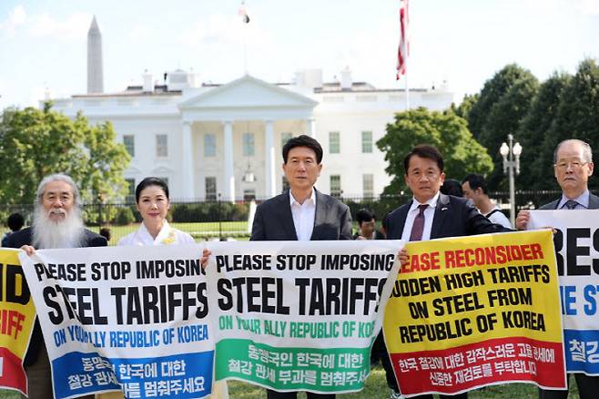 이강덕 경북 포항시장을 비롯한 포항시 대표단과 미국 버지니아한인회 관계자가 1일(현지시간) 미국 워싱턴D.C. 백악관 앞에서 철강관세 인하 촉구 캠페인을 하고 있다. (사진=포항시)
