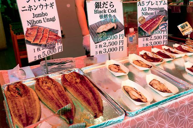 2025년 6월 30일 도쿄의 한 장어 요리점에서 조리된 장어가 판매용으로 진열돼 있다.(사진=AFP)