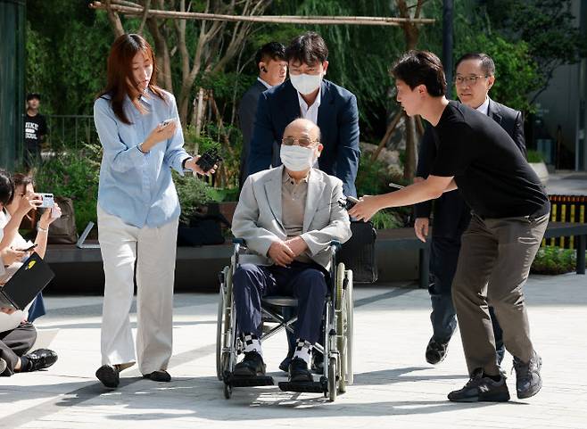 이봉관 서희건설 회장이 2일 오전 서울 종로구 광화문 김건희 특검팀(특별검사 민중기)에 조사를 받기 위해 출석 하고 있다. (사진=뉴시스)