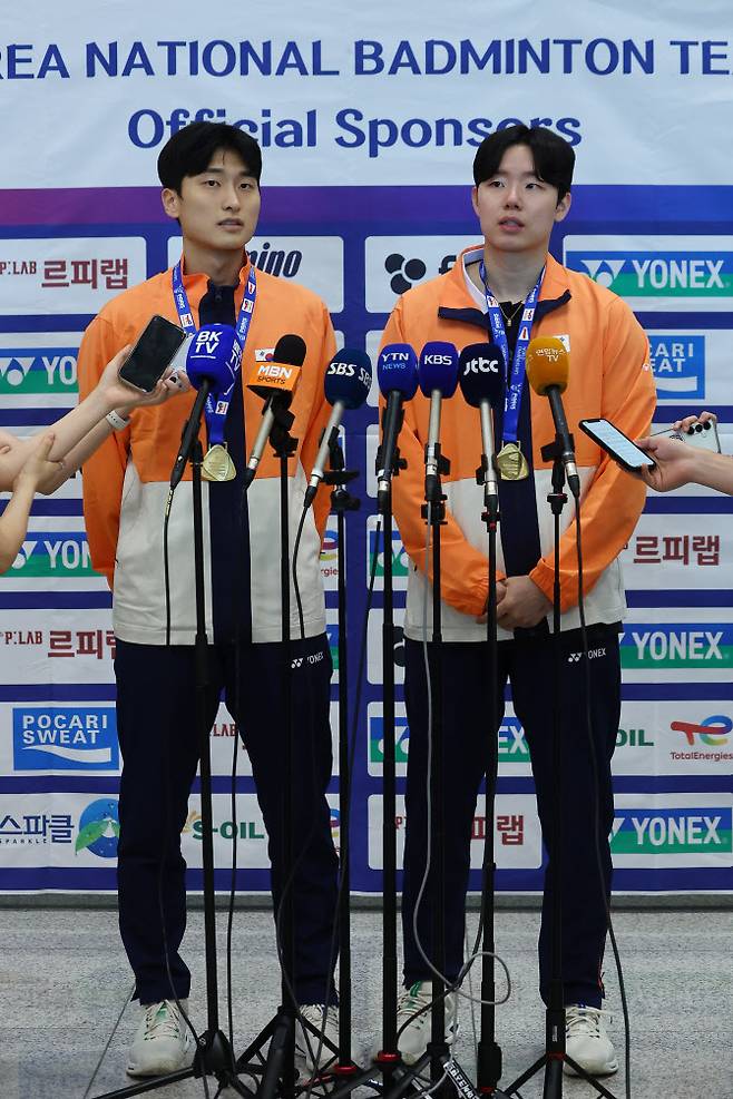 V프랑스 파리에서 열린 2025 세계개인선수권대회 남자복식에서 금메달을 수확한 김원호(왼쪽)와 서승재가 2일 인천국제공항 제1여객터미널로 귀국해 소감을 밝히고 있다. 사진=연합뉴스