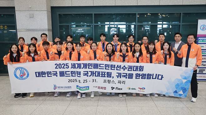 프랑스 파리에서 열린 2025 세계개인선수권대회를 마친 배드민턴 대표팀 선수들이 2일 인천국제공항 제1여객터미널을 통해 귀국한 뒤 기념사진을 찍고 있다. 사진=연합뉴스