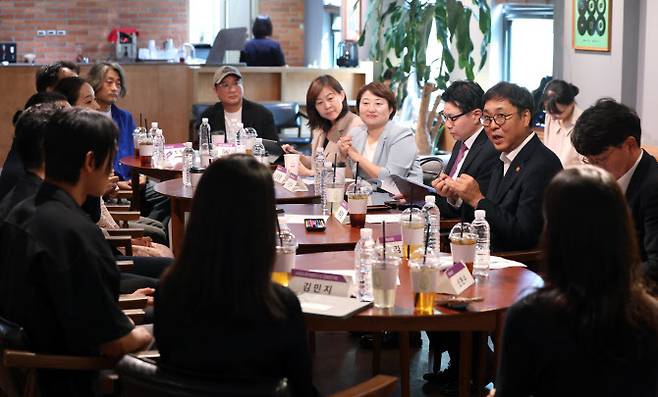 최휘영 문화체육관광부 장관이 2일 서울 종로구 예술가의 집에서 공연예술 분야 현장예술인을 만나 간담회를 갖고 공연예술계 현장 의견을 수렴하고 있다. (사진=문체부 제공).