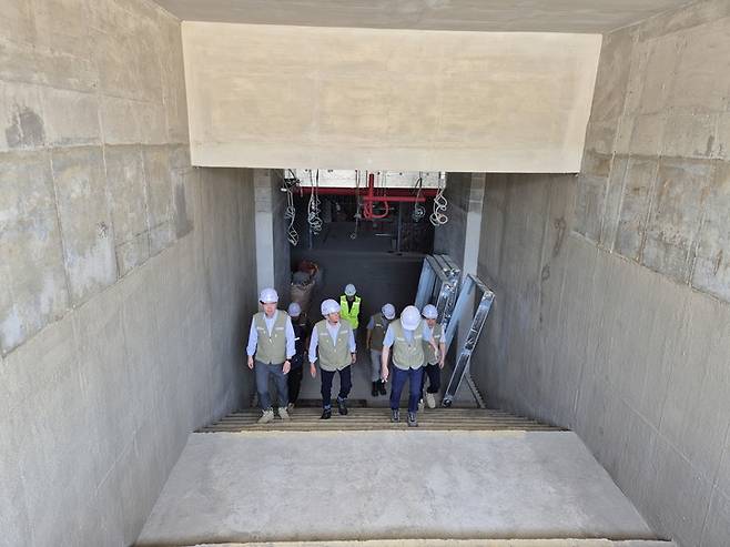 정기환 회장(가운데)이 영천경마공원 건설현장을 시찰하고 있다.(사진 한국마사회 제공)