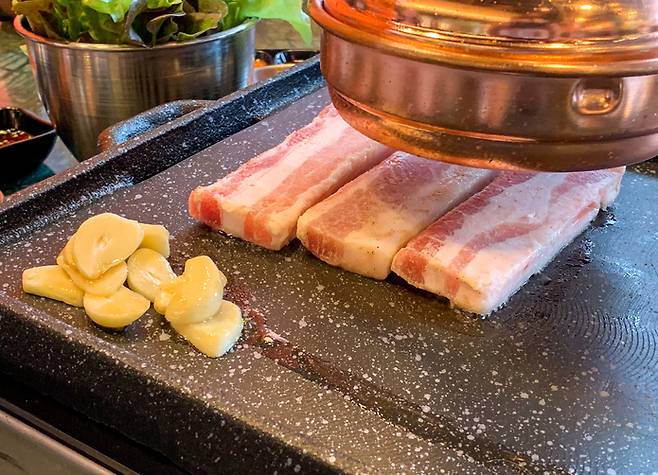 대장암 예방을 위해 삼겹살 등 비계가 많은 고기를 먹을 때 마늘, 양퍄를 충분히 먹는 노력이 필요하다. [사진=게티이미지뱅크]