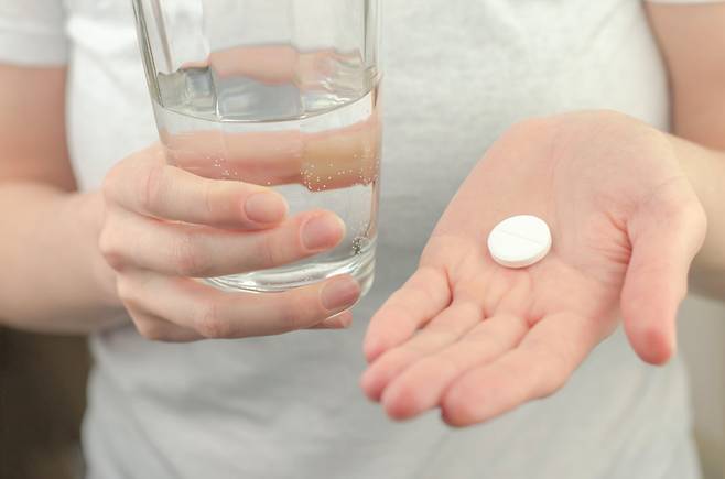 건강한 노인이 뇌졸중·심장마비 예방을 위해 저용량의 아스피린을 매일 복용하는 건 좋지 않다. 그런데도 관성 탓인지 아스피린을 쓸 데 없이 위험하게 복용하는 사람이 너무 많다. 미국 노인의 23~46%가 여전히 아스피린을 예방용으로 정기 복용하고 있는 것으로 추정됐다. 국내서도 그런 사람이 적지 않을 것 같다. [사진=게티이미지뱅크]