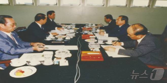 유엔가입문제 관련 제1차 실무대표접촉이 1990년 9월 18일 판문점 중감위 회의실에서 진행되고 있다.(통일부 제공)