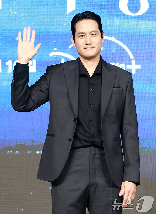 배우 박해준이 2일 오전 서울 종로구 포시즌스 호텔에서 열린 디즈니 플러스 오리지널 시리즈 '북극성' 제작발표회에 참석해 포즈를 취하고 있다. '북극성'은 유엔대사로서 국제적 명성을 쌓아온 문주(전지현 분)가 대통령 후보 피격 사건의 배후를 쫓는 가운데, 그녀를 지켜야만 하는 국적 불명의 특수요원 산호(강동원 분)와 함께 한반도를 위협하는 거대한 진실을 마주하는 이야기를 그린 드라마다. ⓒ News1 권현진 기자