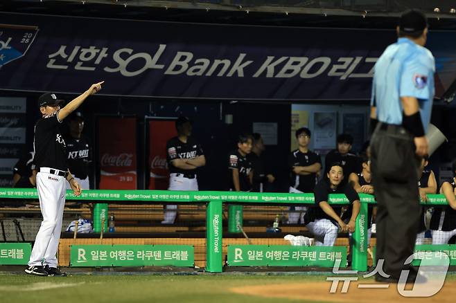 9월 잔여 경기 일정에선 벤치의 수싸움이 더 치열해질 전망이다. /뉴스1 DB ⓒ News1 박정호 기자