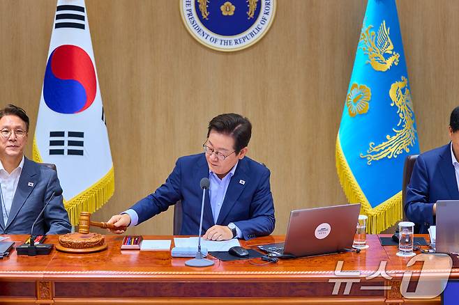 이재명 대통령이 지난 8월29일 서울 용산 대통령실 청사에서 열린 임시 국무회의에서 의사봉을 두드리고 있다. (대통령실 제공. 재판매 및 DB 금지) 2025.8.29/뉴스1 ⓒ News1 이재명 기자