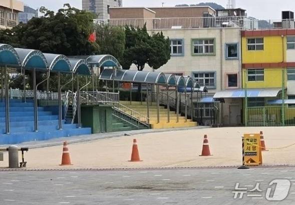 최근 서울 용산구의 한 초등학교에 중국 국기인 '오성홍기'가 걸린 사진이 사회관계망서비스(SNS)를 중심으로 확산했다.(엑스 갈무리)