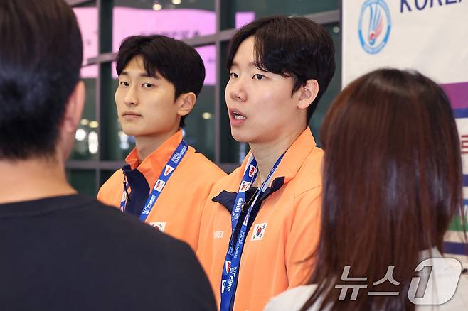 배드민턴 세계선수권 남자 복식 정상에 오른 서승재(오른쪽)와 김원호가 2일 오후 인천국제공항을 통해 귀국해 소감을 밝히고 있다. 2025.9.2/뉴스1 ⓒ News1 민경석 기자